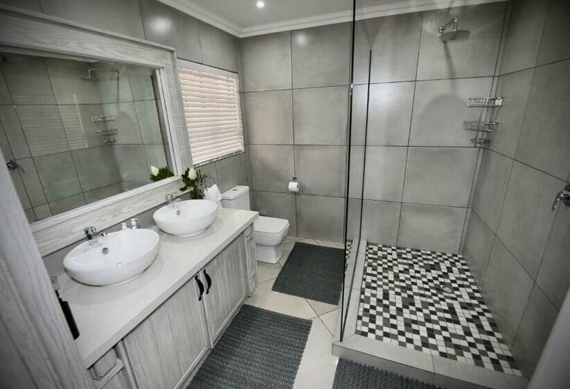 Family Suite, Decollage Estate
