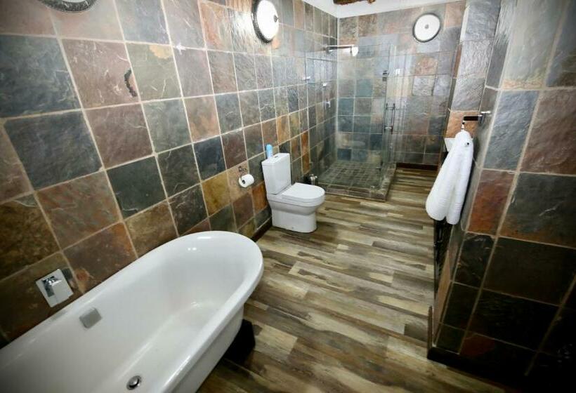 غرفة ديلوكس, Decollage Estate