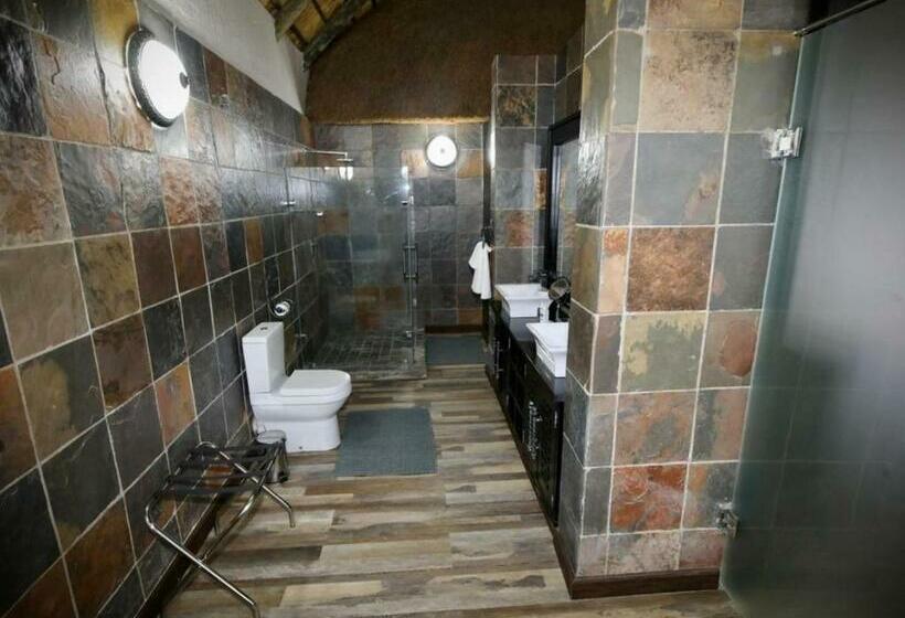 غرفة ديلوكس, Decollage Estate