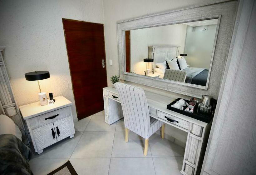 جناح جونيور, Decollage Estate