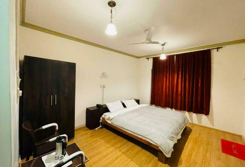 غرفة كلاسيكية ثلاثية, O Basera