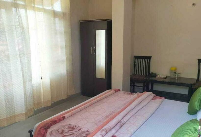 غرفة كلاسيكية ثلاثية, O Basera