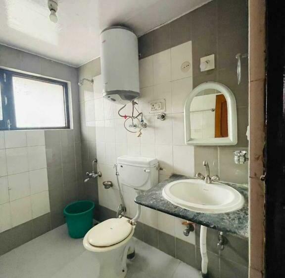 غرفة كلاسيكية ثلاثية, O Basera