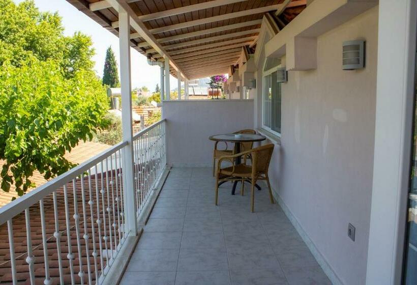 スタンダードトリプルルーム, Aktaş Butik