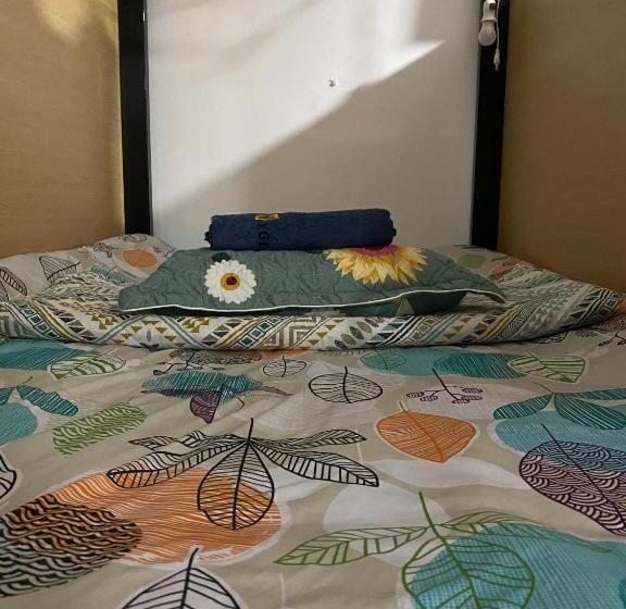 تختخواب در اتاق مشترک, Start House Capsule 5 Min Walk To The Airport