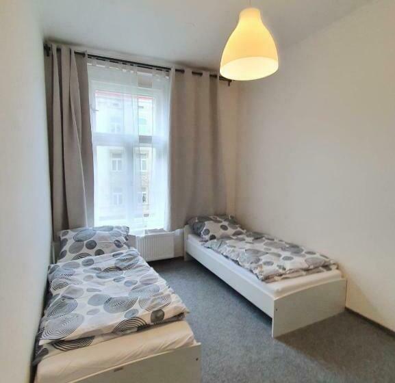 اتاق چهار تخته با دستشویی مشترک, Hostel Bbc