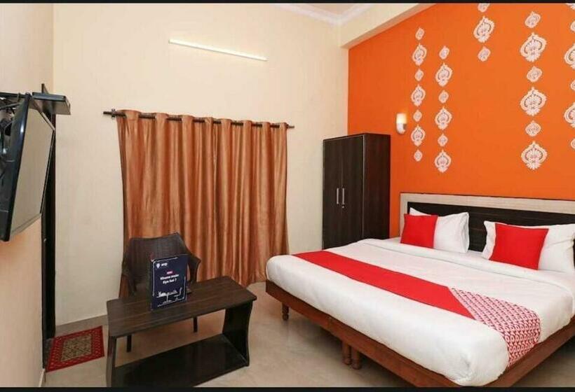 Classic Kolmen Hengen Huone, Pop Radhe Oyo