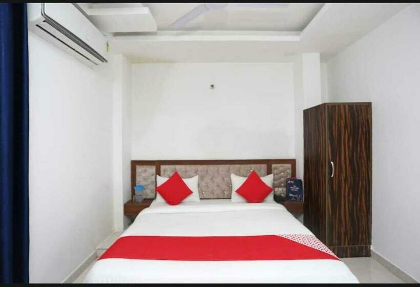 Deluxe Kolmen Hengen Huone, Pop Radhe Oyo