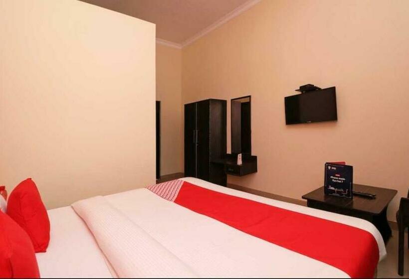 Deluxe Kolmen Hengen Huone, Pop Radhe Oyo