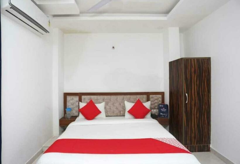 Deluxe Kolmen Hengen Huone, Pop Radhe Oyo