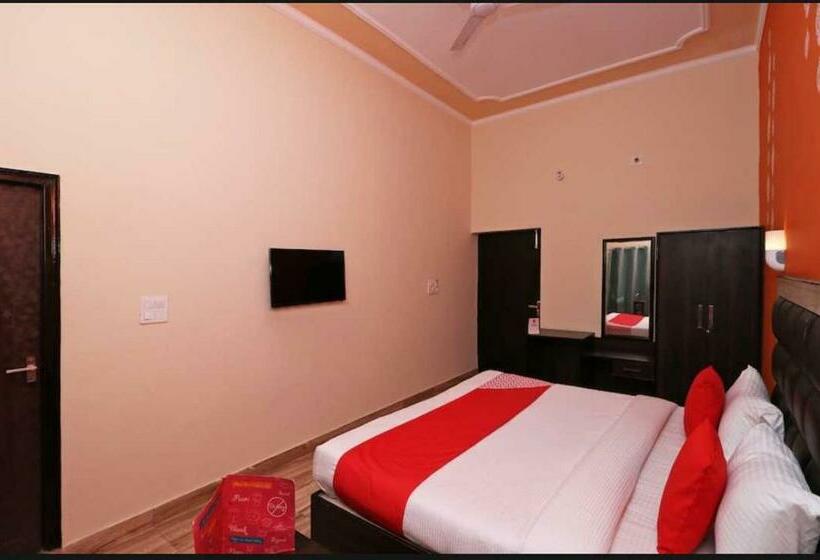 Deluxe Kolmen Hengen Huone, Pop Radhe Oyo