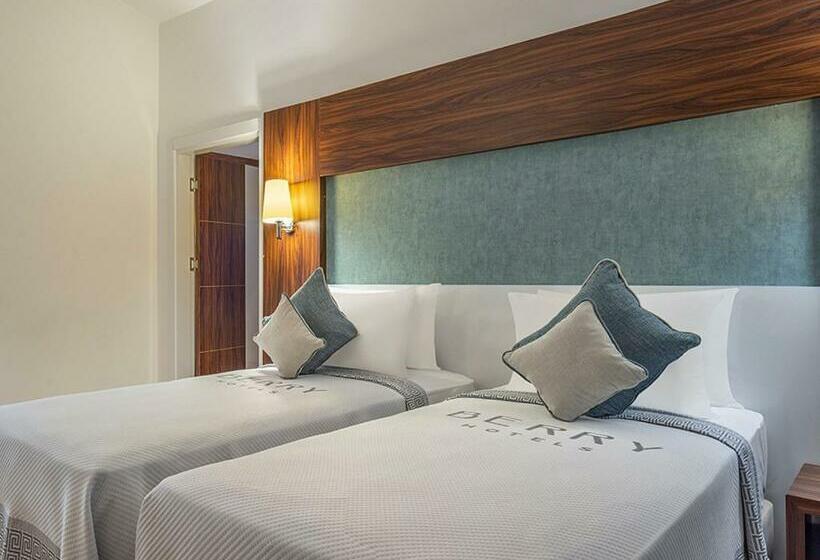 اتاق خانوادگی با چشم‌انداز باغ, Berry Blue Hotels