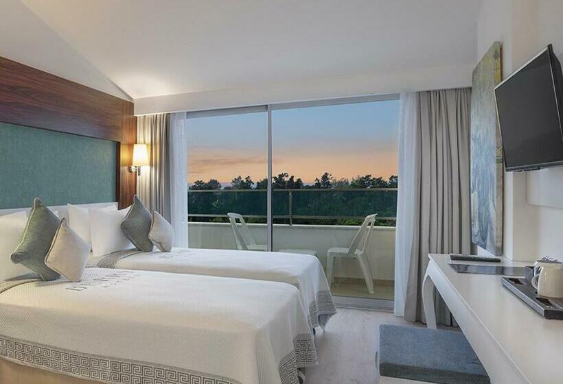 اتاق خانوادگی با چشم‌انداز باغ, Berry Blue Hotels