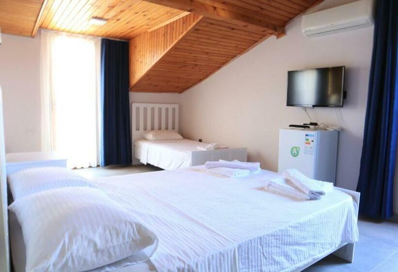 اتاق استاندارد سه تخته با چشم‌انداز استخر, La Sorella Butik