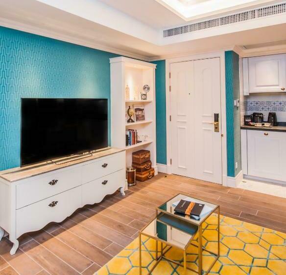 سوییت لوکس, Madera Hollywood