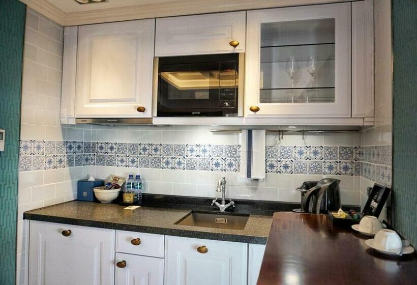 سوییت لوکس, Madera Hollywood