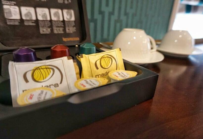 سوییت لوکس, Madera Hollywood