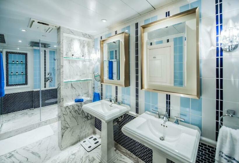 سوییت لوکس, Madera Hollywood