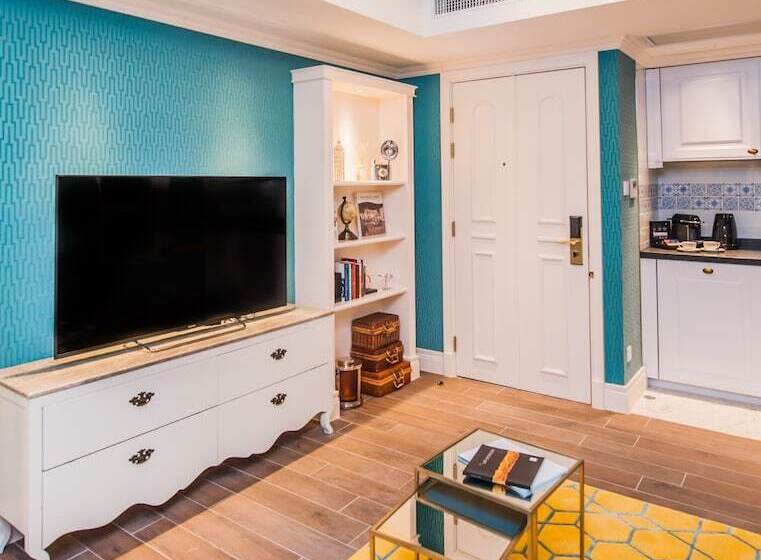 سوییت لوکس, Madera Hollywood