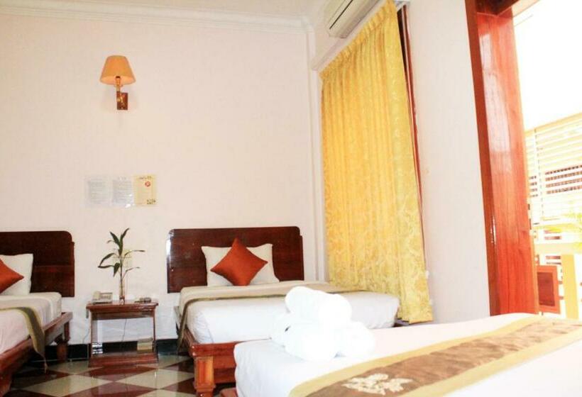 חדר סטנדרט לשלושה עם מרפסת, Nawin Palace Guesthouse