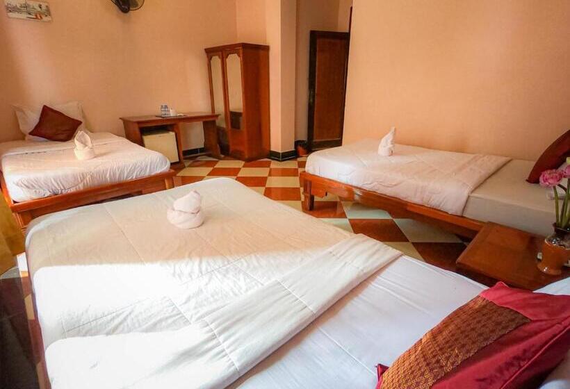 バルコニー付きスタンダードトリプルルーム, Nawin Palace Guesthouse