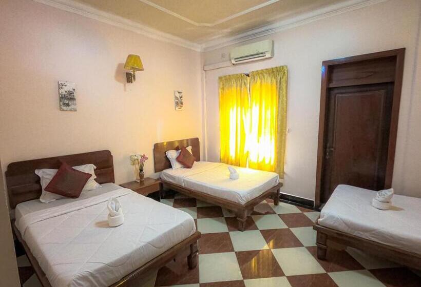 חדר סטנדרט לשלושה עם מרפסת, Nawin Palace Guesthouse