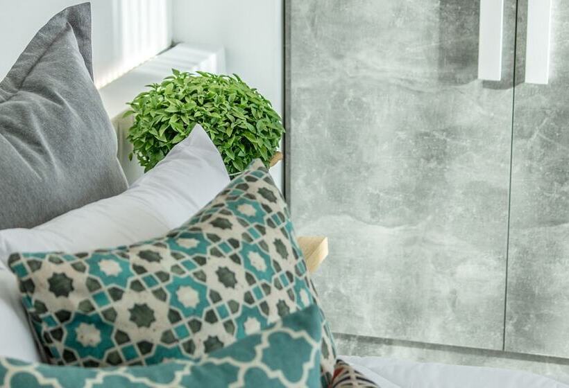 Bed in Shared Room, Margaret Of Naxos