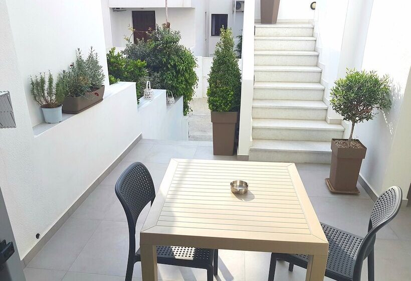 Bed in Shared Room, Margaret Of Naxos