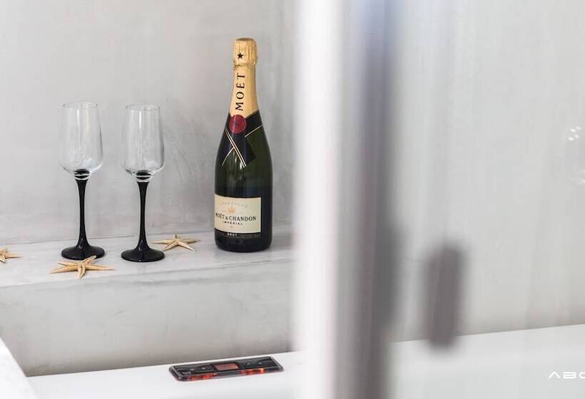 Suite with Hot Tub, Margaret Of Naxos