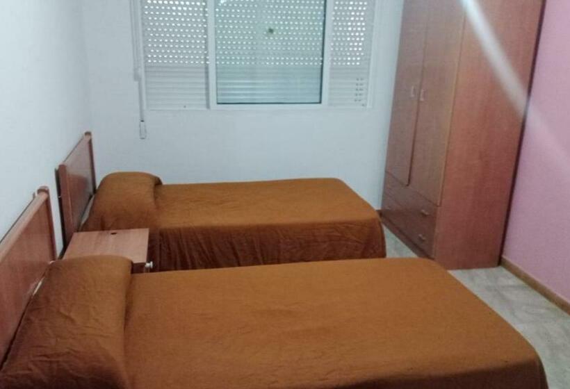 ルームシェアのワンベッド, Albergue Bar Villamayor