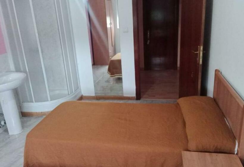 سرير فى غرفة مشتركه, Albergue Bar Villamayor