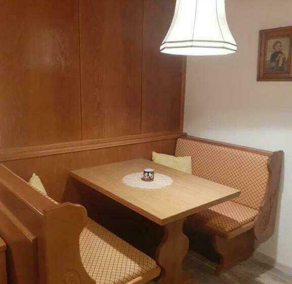 اتاق کلاسیک سه تخته, Kupreška Bajka