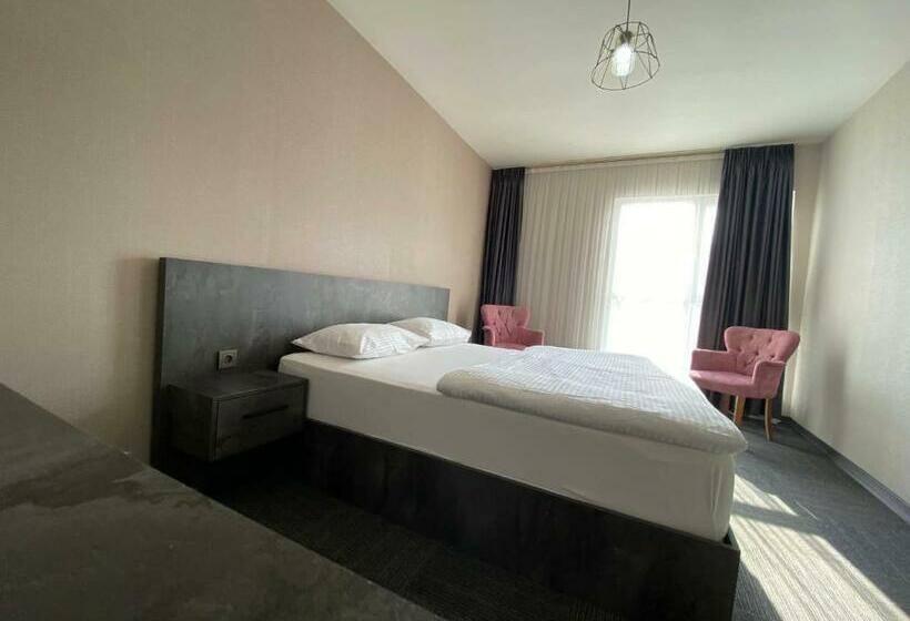 إستوديو قياسى, Pin Suites