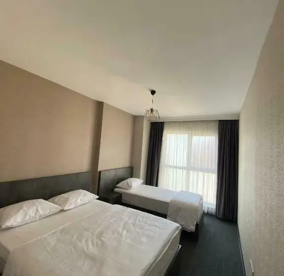Standard-studio, Pin Suites