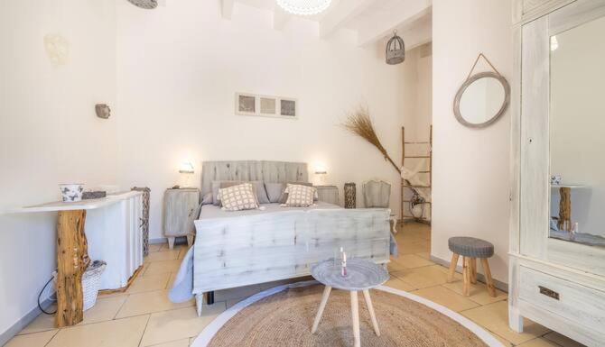 חדר משפחתי, Masseria Li Vecchi