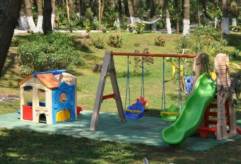 اتاق خانوادگی با چشم‌انداز دریا, Andamati Beach Resort