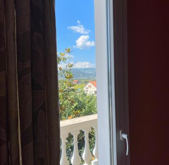 חדר בסיסי לשלושה, Xhelili