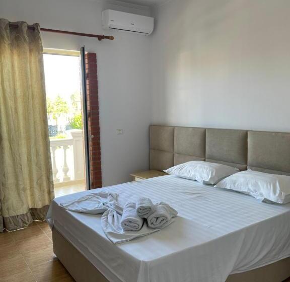 חדר בסיסי לשלושה, Xhelili