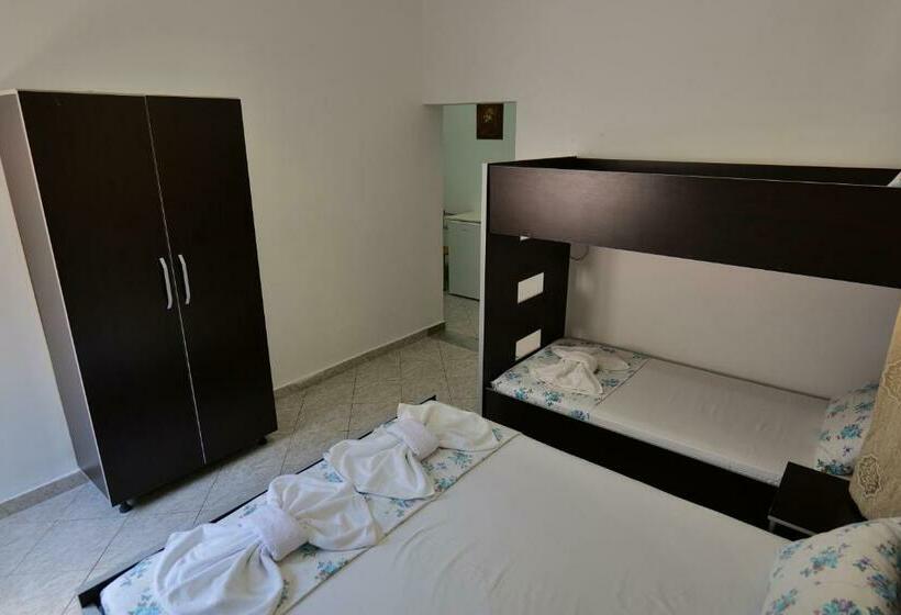 חדר משפחתי, Panorama Piqeras