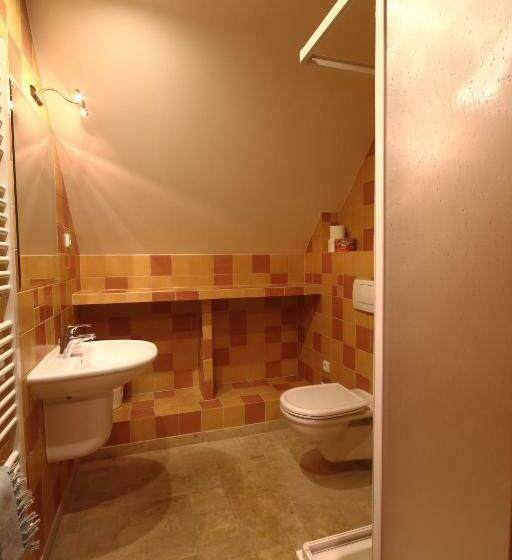 غرفة قياسية ثلاثية, Bělský Dvůr