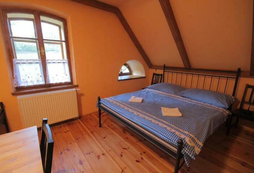 غرفة قياسية رباعية, Bělský Dvůr