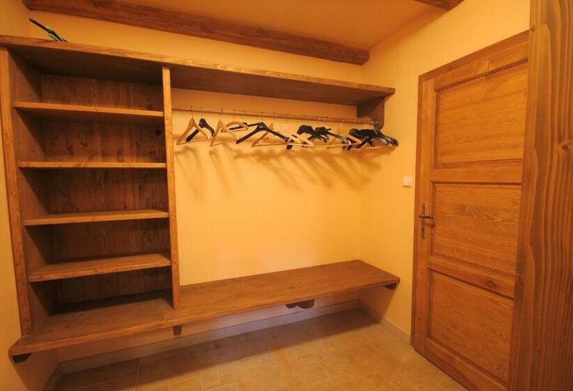 غرفة قياسية رباعية, Bělský Dvůr