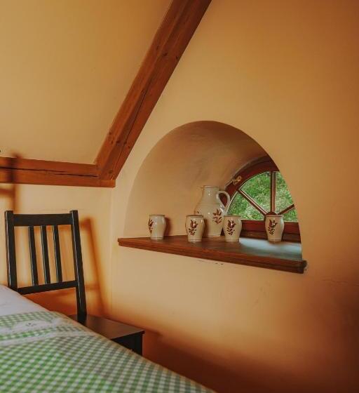 غرفة قياسية ثلاثية, Bělský Dvůr