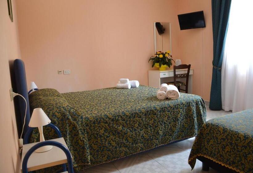 חדר סטנדרט לשלושה, Miramare