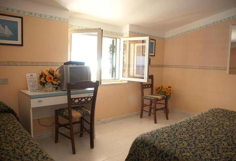 חדר סטנדרט לשלושה, Miramare