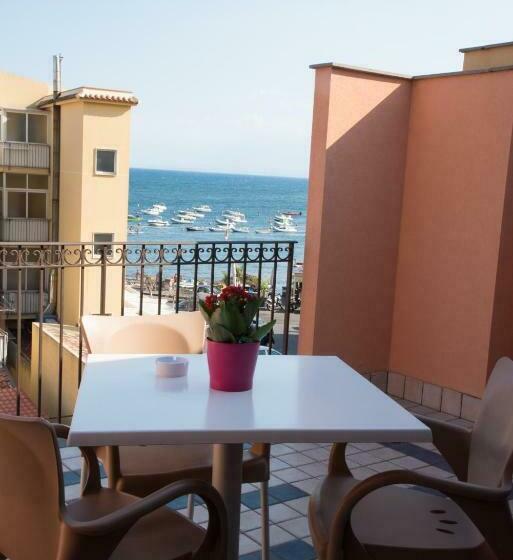 带海景的高档三人间, Acitrezza B&b