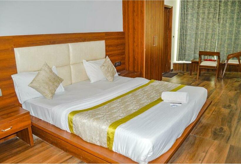 Camera Deluxe, Fabhotel The Golf Inn