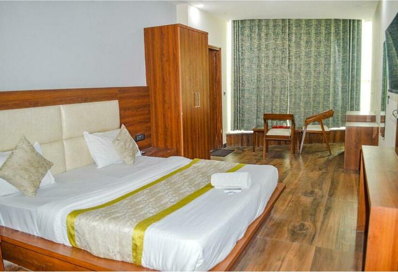 Camera Deluxe, Fabhotel The Golf Inn