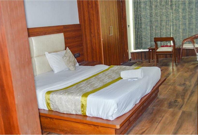 Quarto Deluxe, Fabhotel The Golf Inn