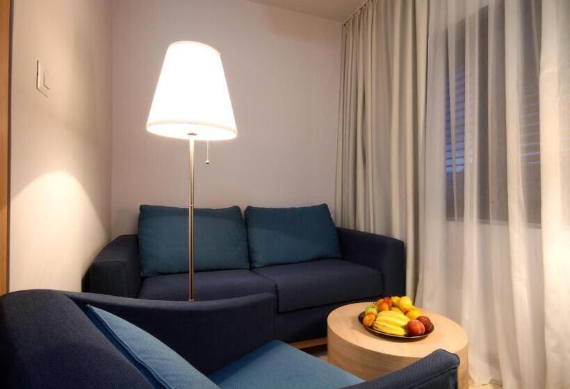 اتاق سوپریور با چشمانداز جانبی دریا, Panonija